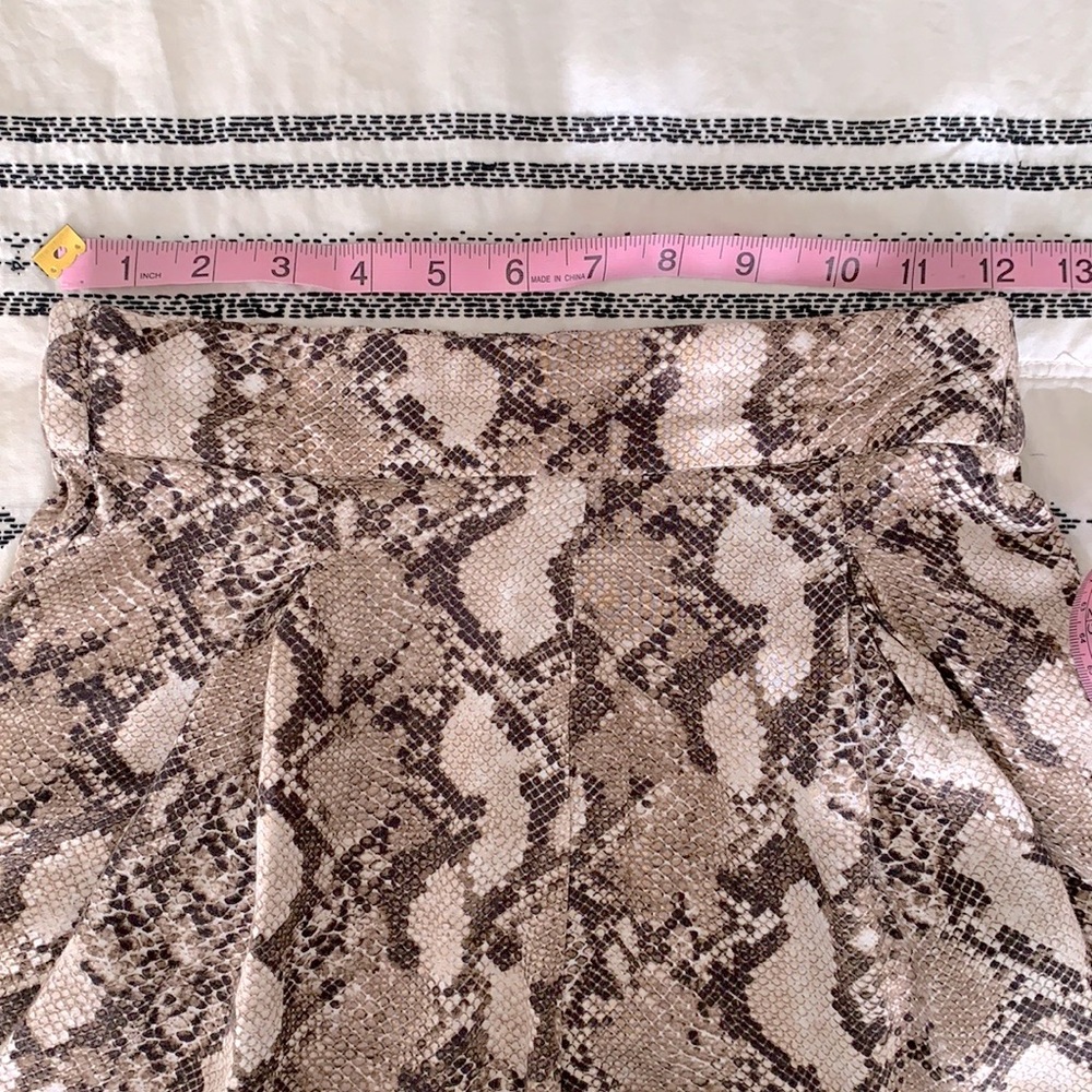 H&M Flowy Pleated Shorts in Python Print Size: 4 - Picture 7 of 8